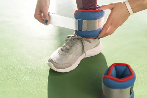Resistance Bands vs. Free Weights for Rehab: What are Free Weights?