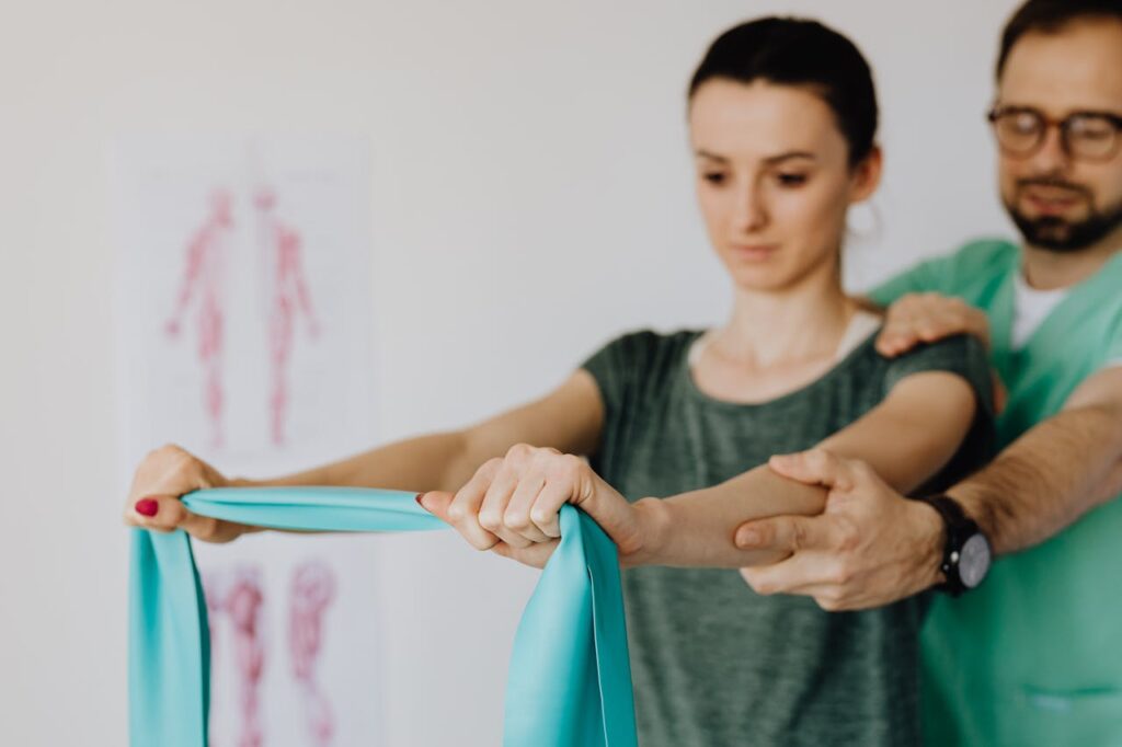 Resistance Bands vs. Free Weights for Rehab: Physical Therapists’ Recommendations by Injury Type
